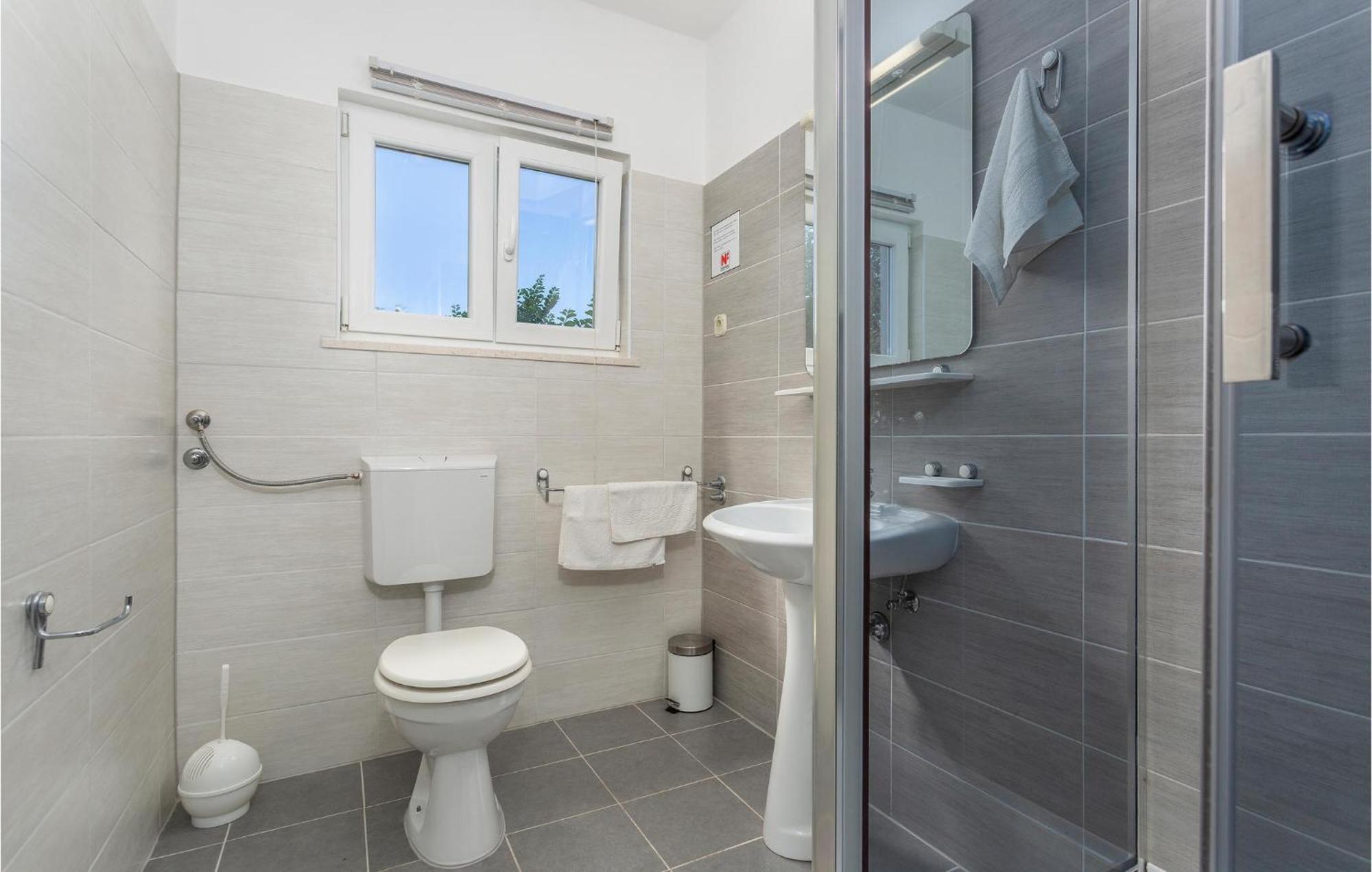 2 Bedroom Beautiful Apartment In Pinezici Esterno foto
