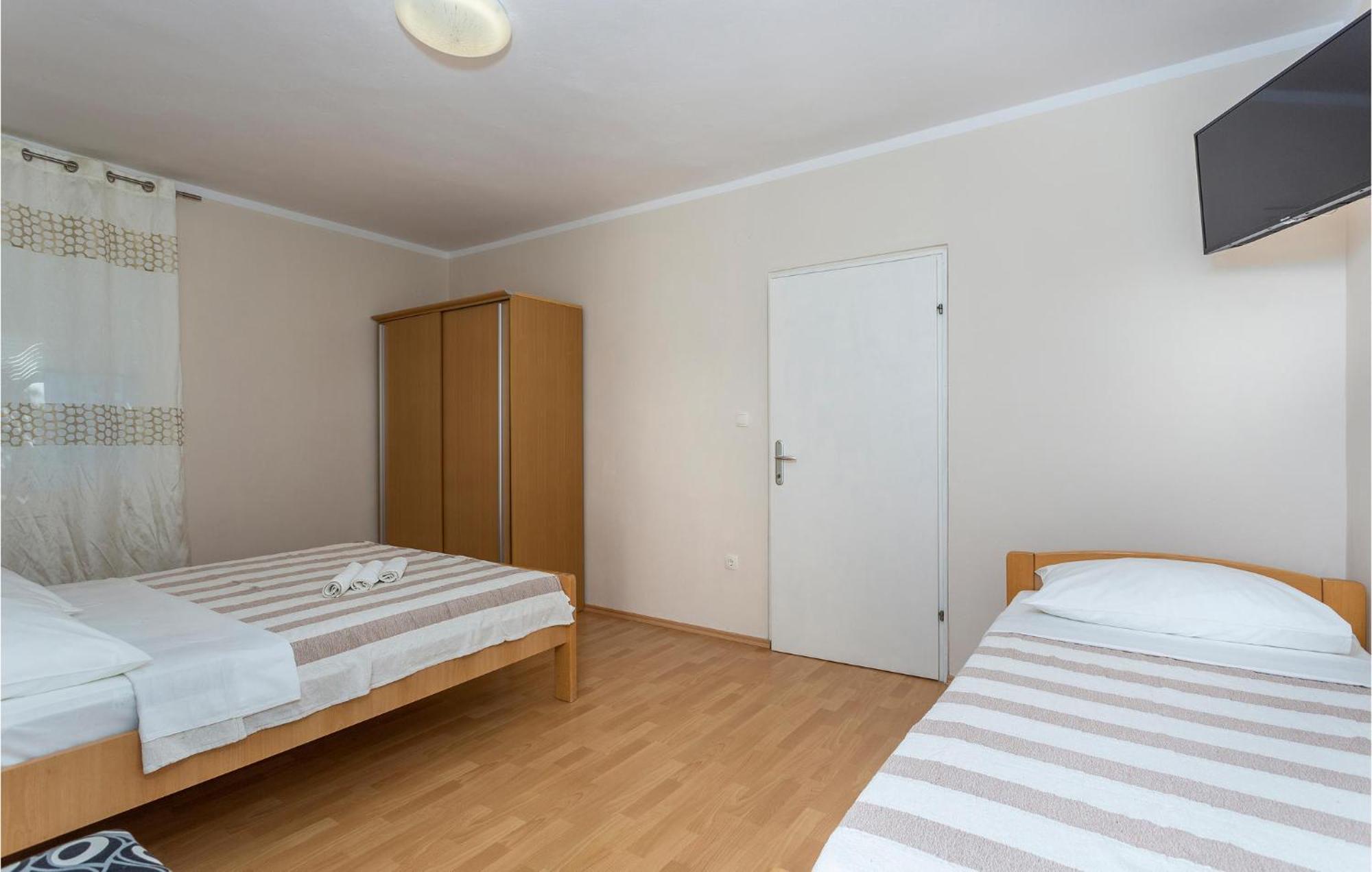 2 Bedroom Beautiful Apartment In Pinezici Esterno foto